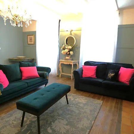 House Of The Hollyhocks بيت للعطل *