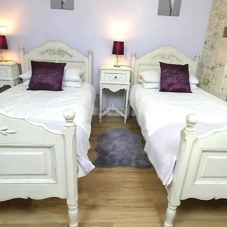 بيت للعطل House Of The Hollyhocks