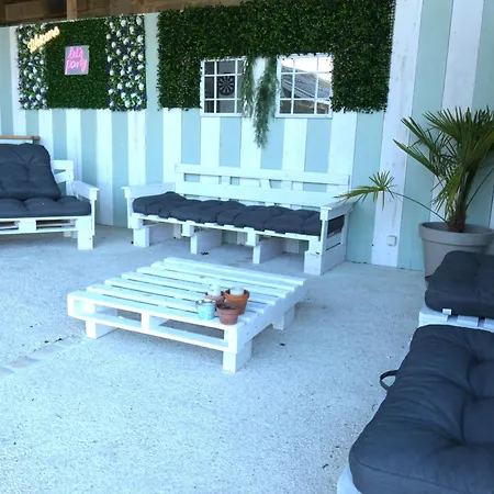 بيت للعطل House Of The Hollyhocks *